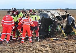 Bomberos y servicios sanitarios, junto al turismo siniestrado.