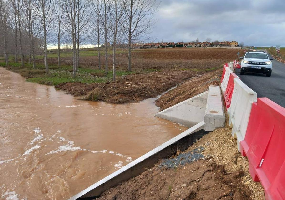 Imagen principal - Distintos tramos de carreteras afectadas por las inundaciones y el arrastre de barro y lodo.