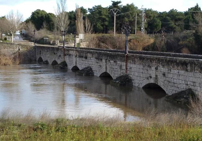 El Cega, al mediodía, a su paso por Mojados.