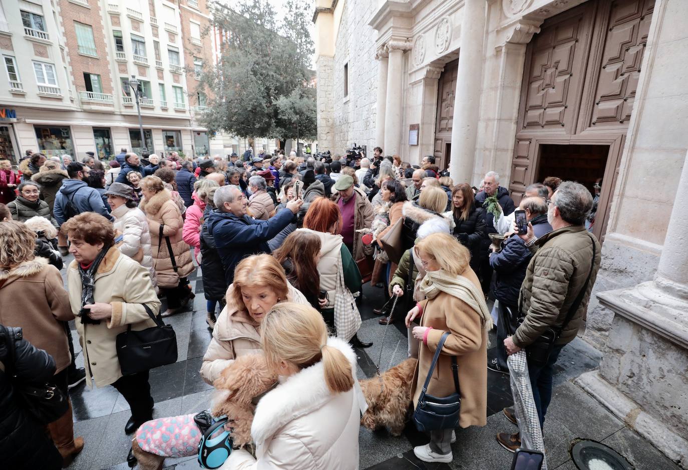 Exteriores de la iglesia del Salvador, en Valladolid, en el transcurso de la bendición de animales.