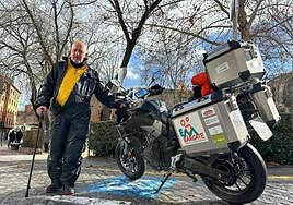 Prudencio Macías, junto a su moto, en la escala hecha en Segovia.