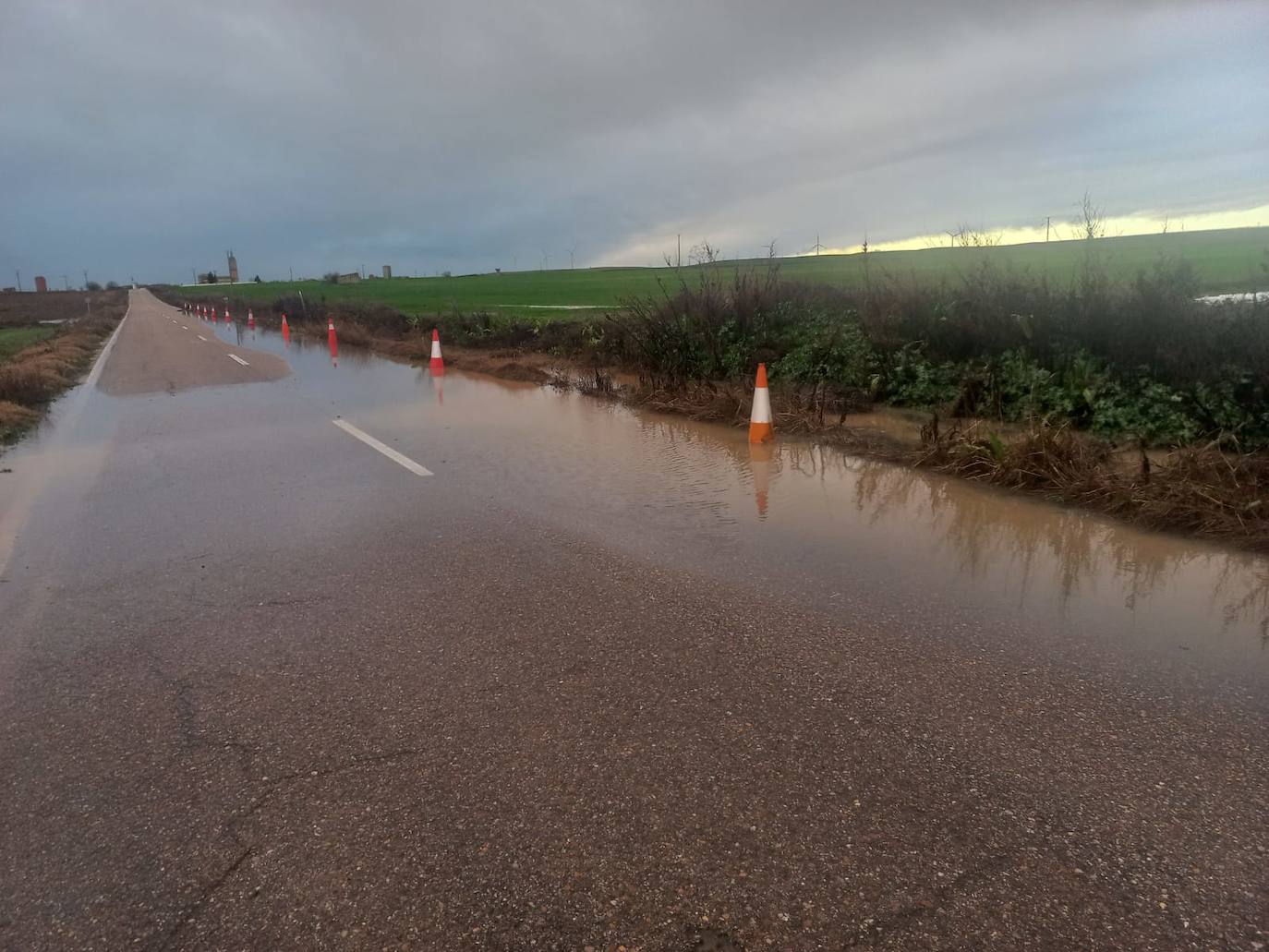 La carretera de rodilana cortada por la acumulación de agua.