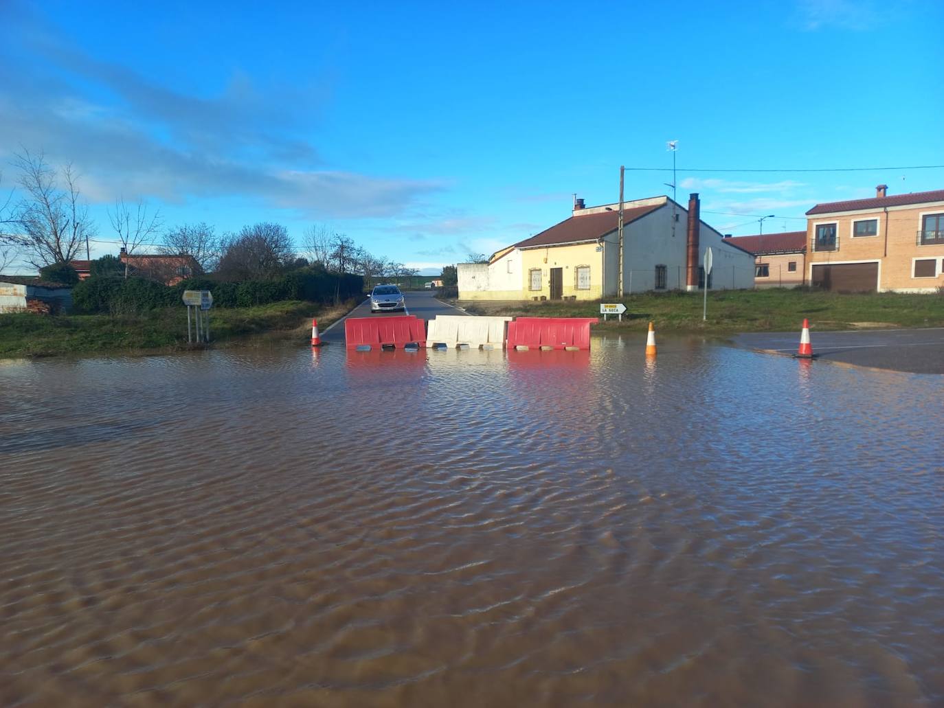 La carretera de rodilana cortada por la acumulación de agua.