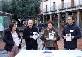 Representantes de los sindicatos han repartido este miércoles folletos para animar a participar en la convocatoria.