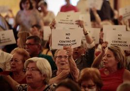 Vecinos de Delicias, en una de las asambleas contra la construcción del centro de refugiados.