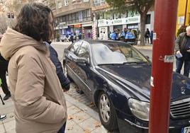 Un vehículo se empotra con una farola en la calle Cigüeña