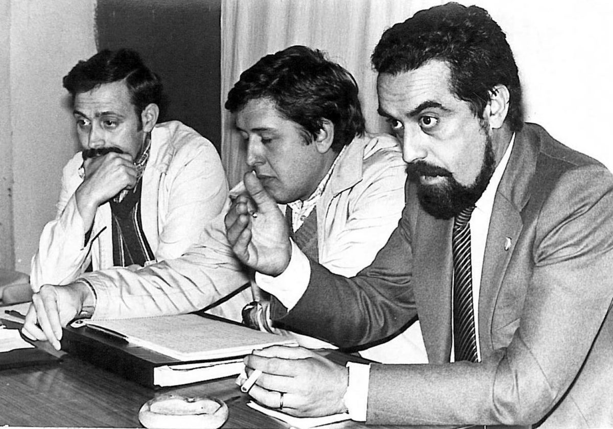 Imagen principal - Arriba, el alcalde Tomás Rodríguez Bolaños, a la derecha, en 1980; abajo, el escultor José Noja y la presentación de su maqueta en el Ayuntamiento el 5 de diciembre de 1980.