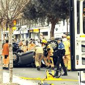 Un herido al volcar con su coche en mitad de la calle en Pajarillos