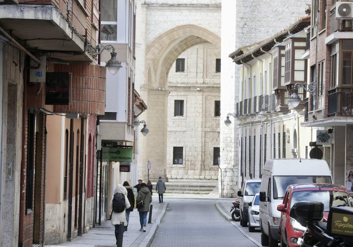 La calle General Almirante de Valladolid, al fondo la Iglesia de San Benito.