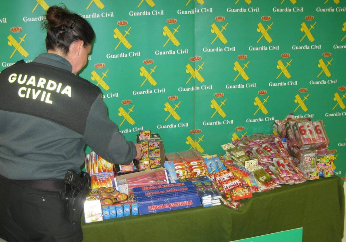 La Guardia Civil de Valladolid en una inspección de artículos pirotécnicos.