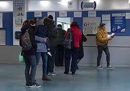 Pacientes en la ventanilla de la administración del centro de salud de Circunvalación, en Valladolid.