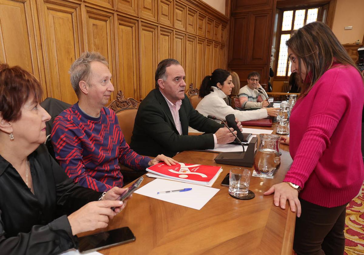 La alcaldesa conversa con el portavoz de Vamos Palencia antes del pleno.