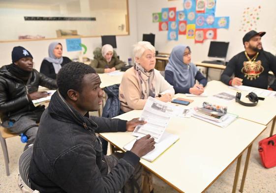 Varias personas, durante una clase de español en Red Íncola.
