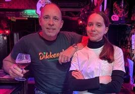 Pedro Masure Gómez y su hija Marina, en el bar que regenta en la capital belga.