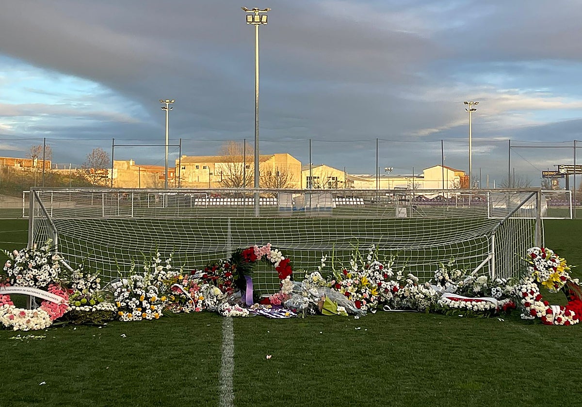Ramos de flores y coronas en homenaje a Sebas.