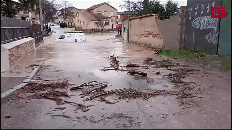 Una furgoneta queda atrapada en una balsa de agua en Cantimpalos