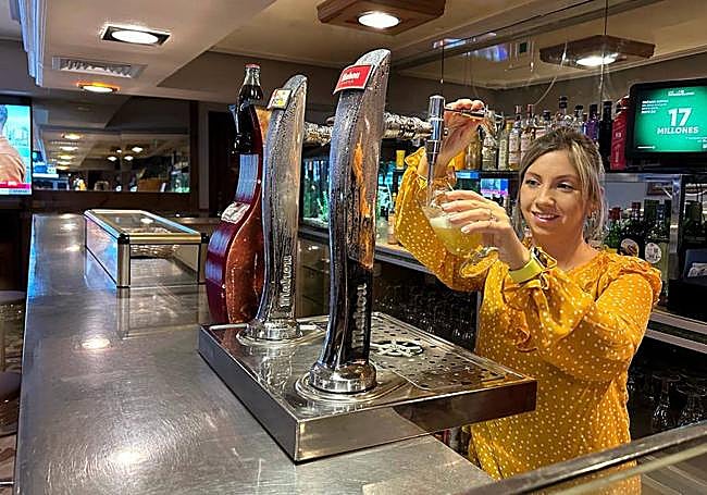 Adela Alonso tirando una caña en el bar familiar Ruy-Wamba