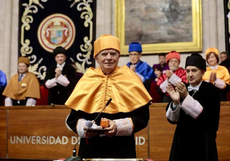 Josep Borrell recibe el aplauso de la comunidad universitaria tras su investidura como doctor honoris causa de la UVA.