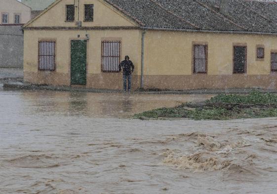 Carretera de acceso a Hontanares de Eresma, este viernes, inundada por la avenida del Eresma.