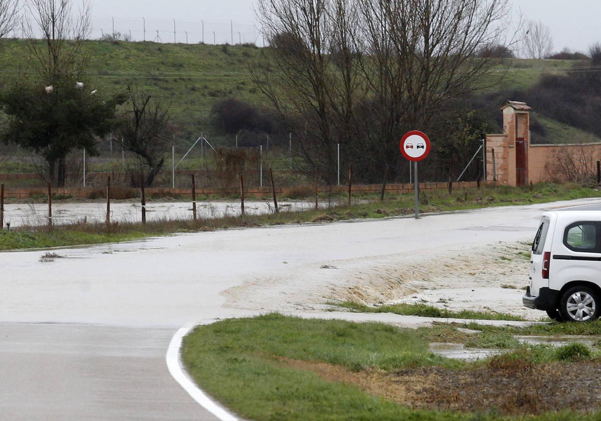 Tramo cortado en la carretera de acceso a Hontanares de Eresma.