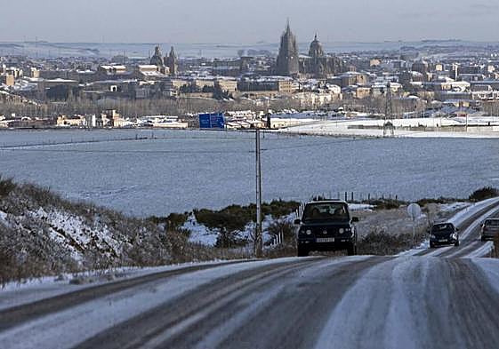 Imagen de archivo de una de las carreteras de Salamanca cubierta de nieve.