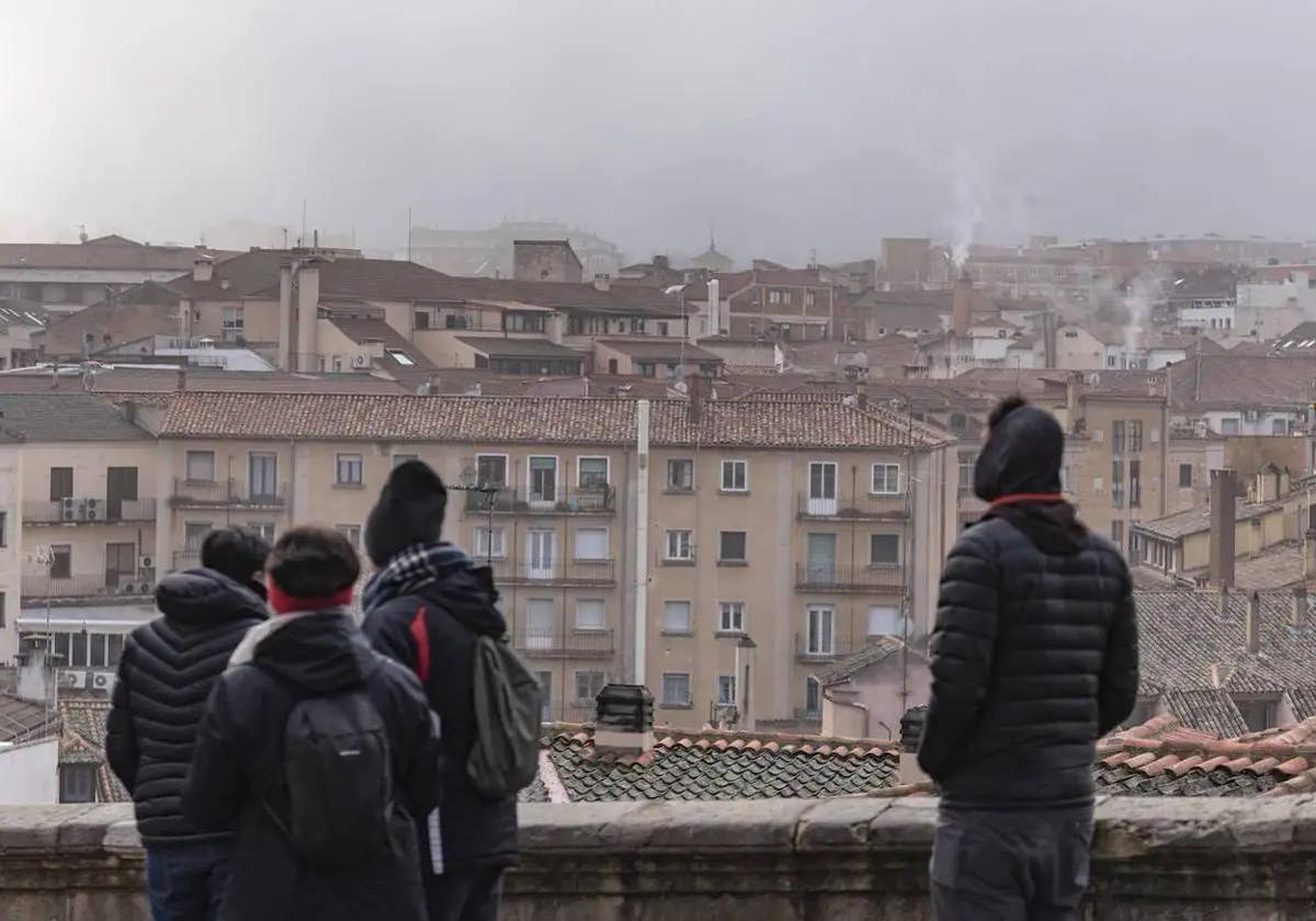 Varias personas observan el clima desde el Mirador de la Canaleja.