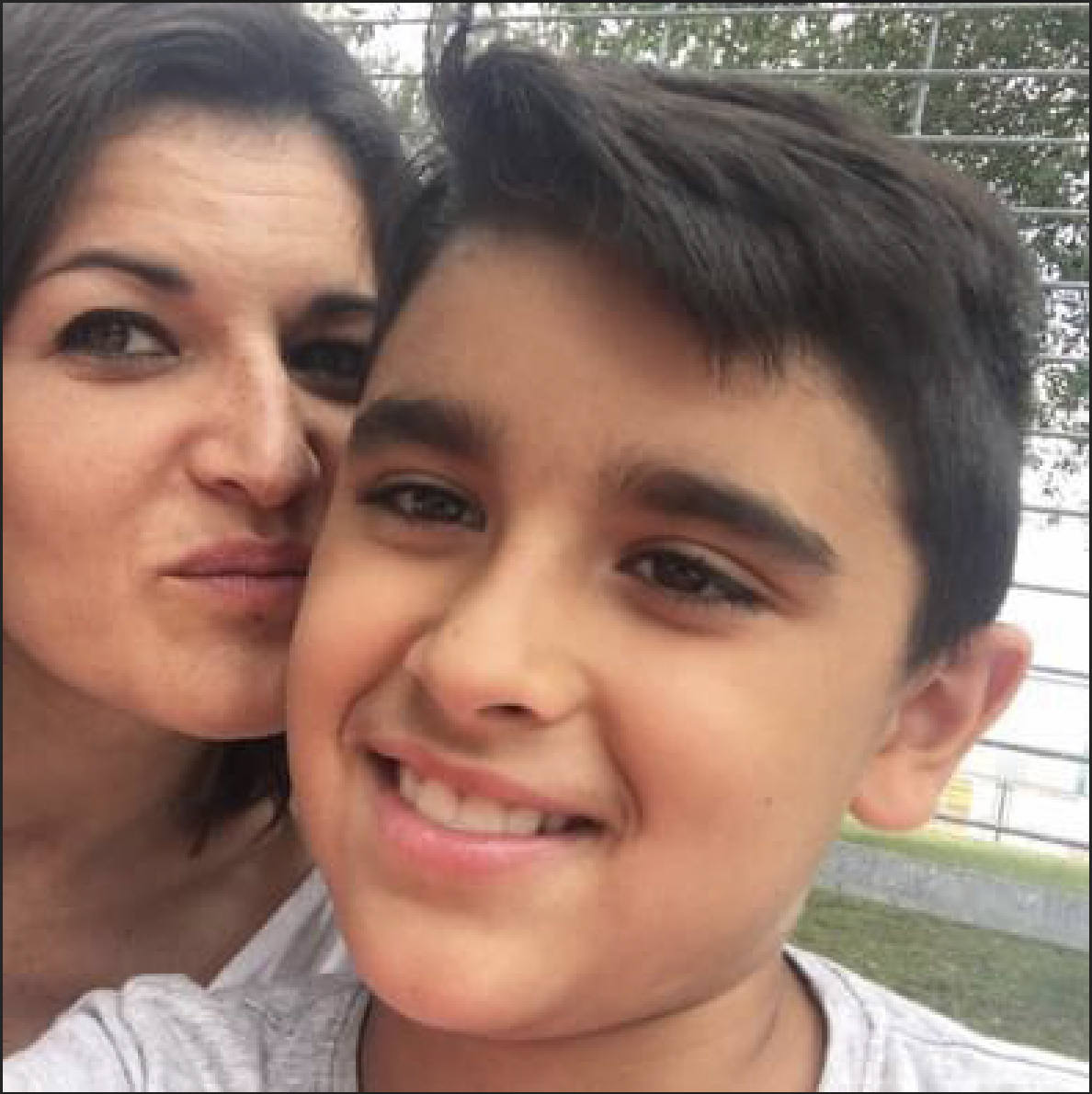 Kerana, madre de Sebas, con su hijo.