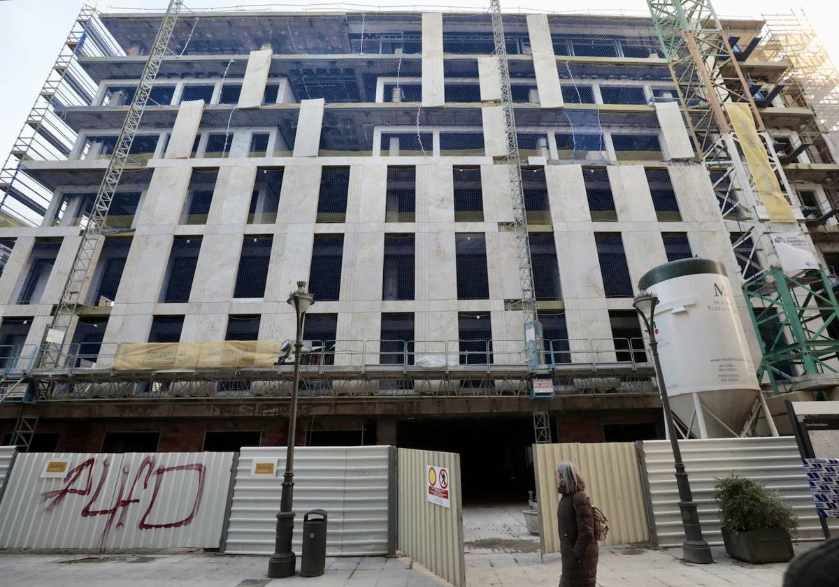 Estado actual del antiguo edificio de El Corte Inglés, aún en proceso de obras.