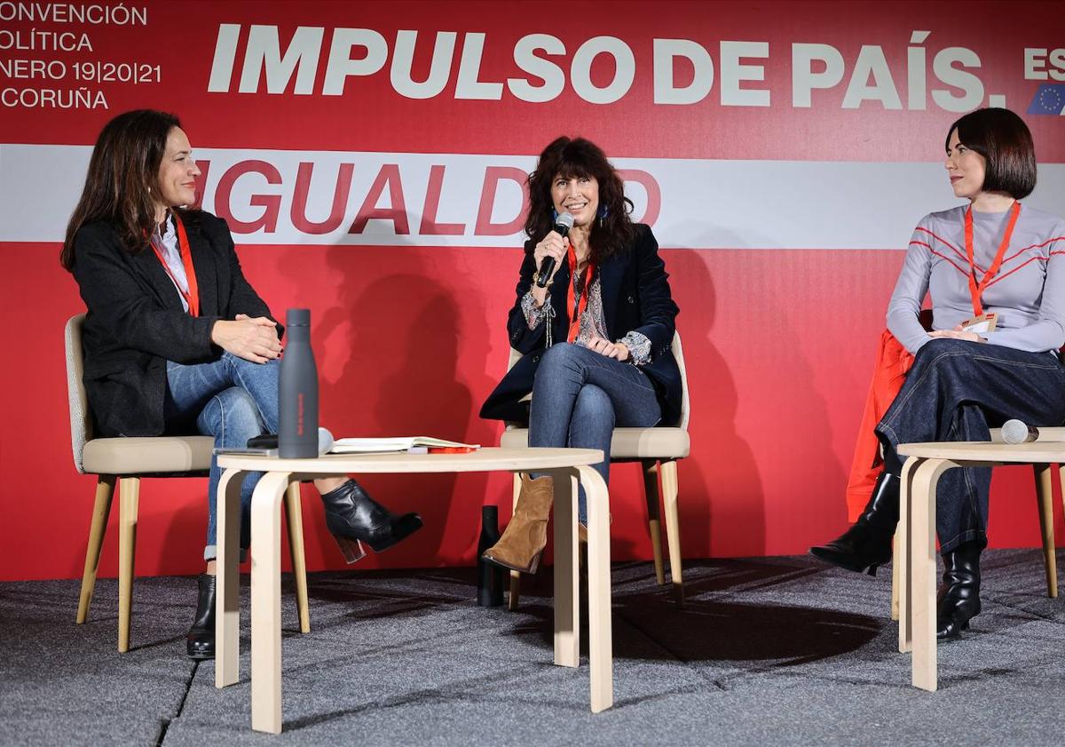 Imagen principal - Ana Redondo, Óscar Puente (PSOE) y Raúl de la Hoz (PP), en las diferentes mesas en las que participaron este sábado en la Coruña y Orense, respectivamente. 