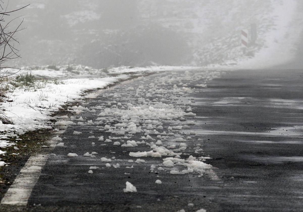 Hielo este sábado en una carretera de la provincia de Segovia.