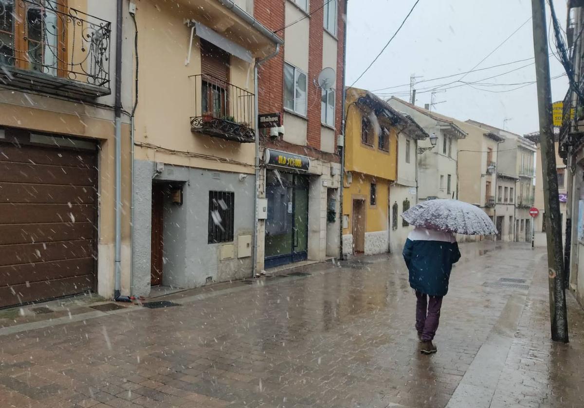 Un hombre pasea por una calle de Cuéllar, donde se han alcanzado los 6,7 grados bajo cero.