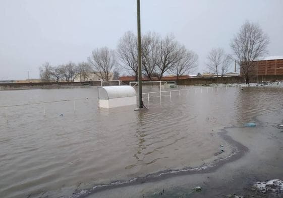 El campo de fútbol de Navas de Oro, completamente inundado este viernes.