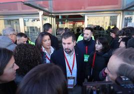 Luis Tudanca y Ana Sánchez atienden a los medios a su llegada al Palacio de Exposiciones y Congresos de La Coruña.