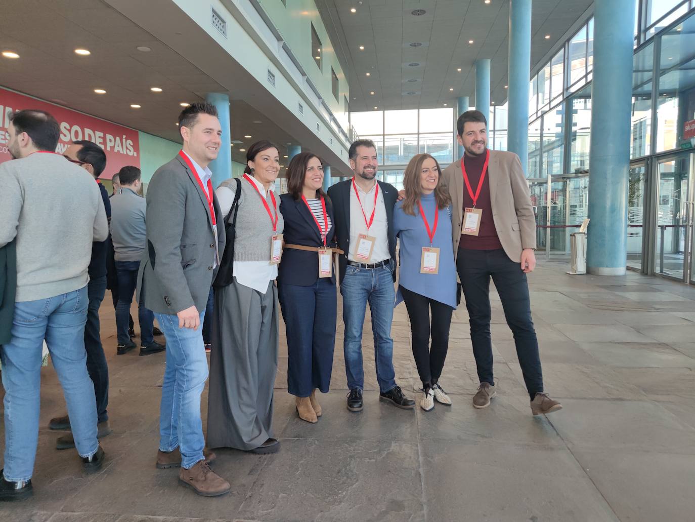 Daniel de la Rosa, Ana Sánchez, Esther Peña, Luis Tudanca, Virginia Barcones y David Jurado, en el vestíbulo del Palacio de Congresos de La Coruña.