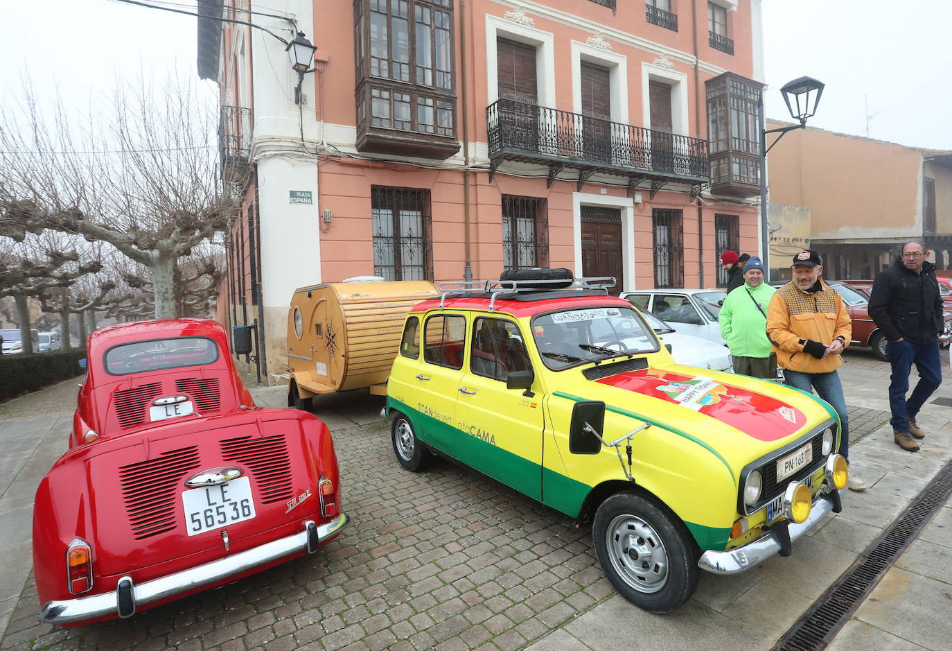 Concentración de coches clásicos en Paredes de Nava