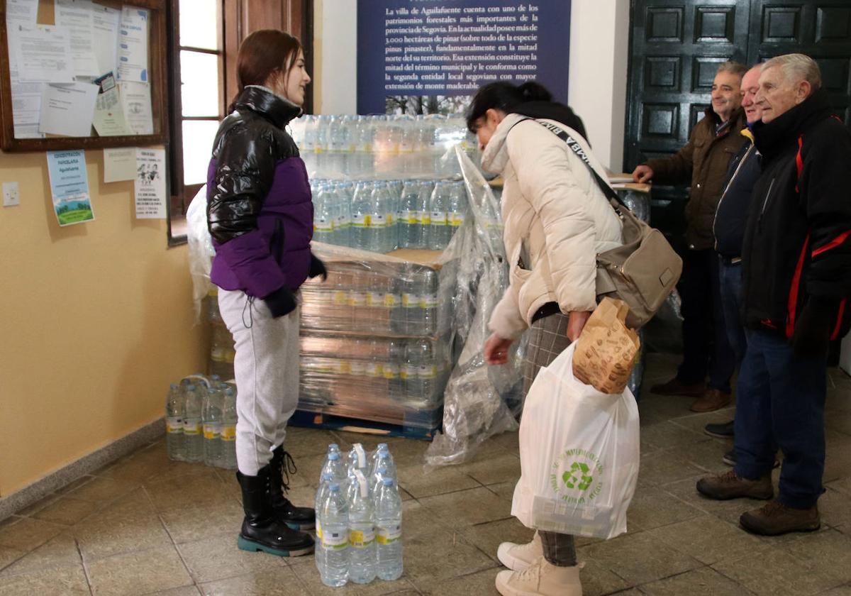 Reparto de agua embotellada en Aguilafuente.