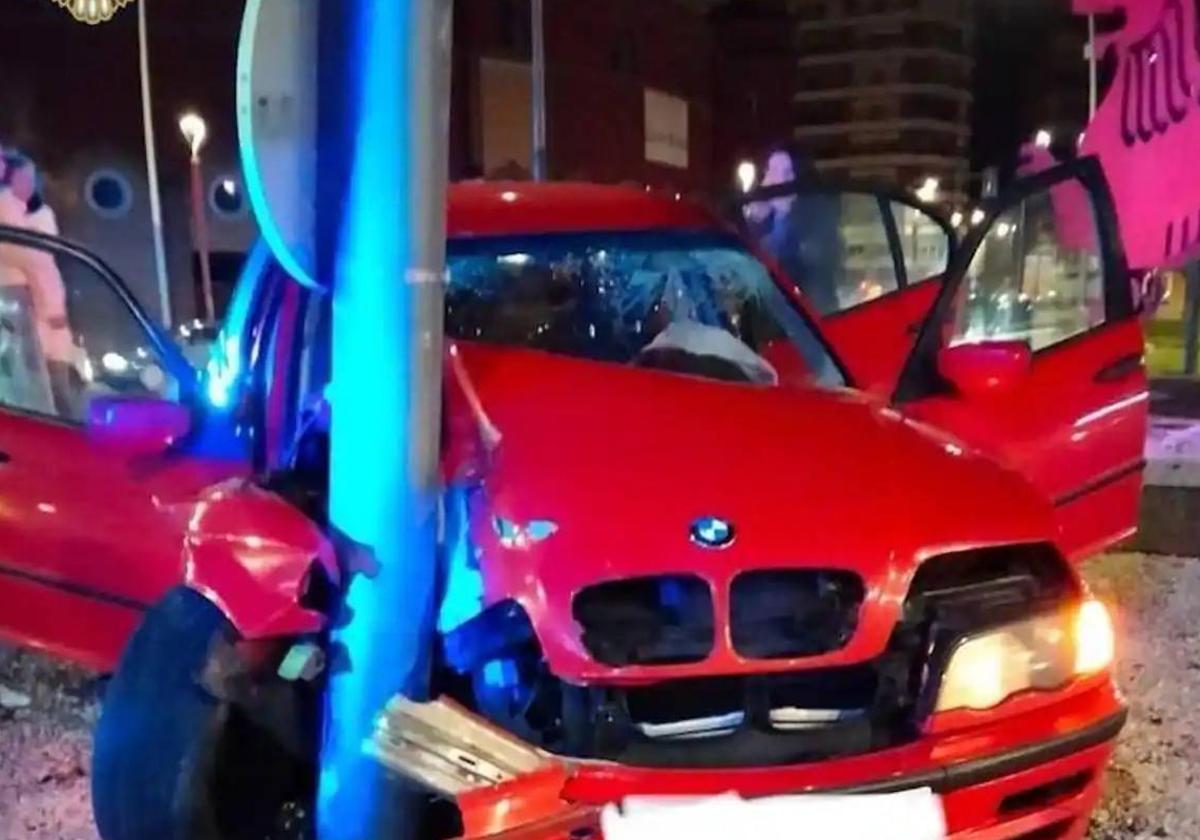 El coche tras la colisión con la rotonda de la plaza de Toros.