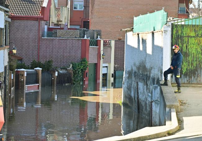 Calle Río, inundada por la crecida del Cega.