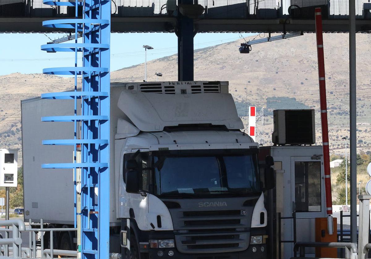 Un camión pasa bajo la barrera del peaje de la autopista AP-6, en la provincia.