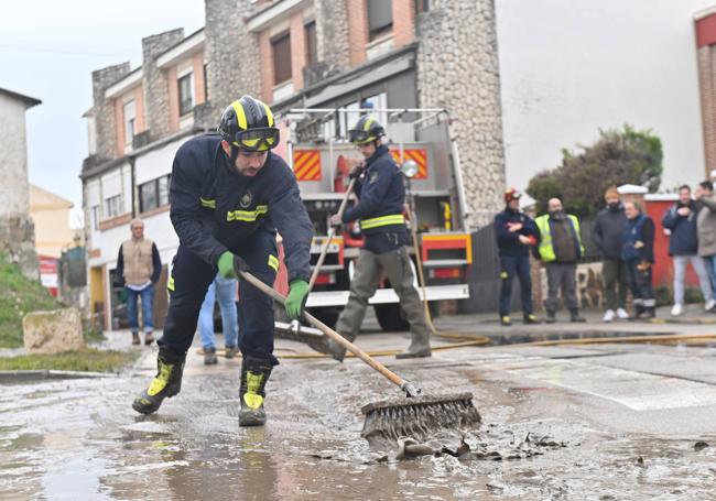 Los bomberos achican el agua en Viana de Cega.