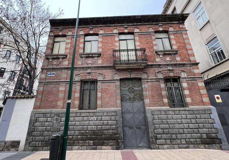 Fachada del edificio, hoy conocido como 'El brocal', en el recinto del colegio de Nuestra Señora de Lourdes.