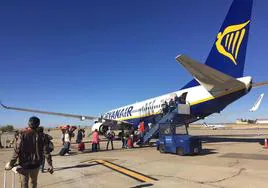 Pasajeros acceden a un avión de Ryanair en el aeropuerto de Villanubla.