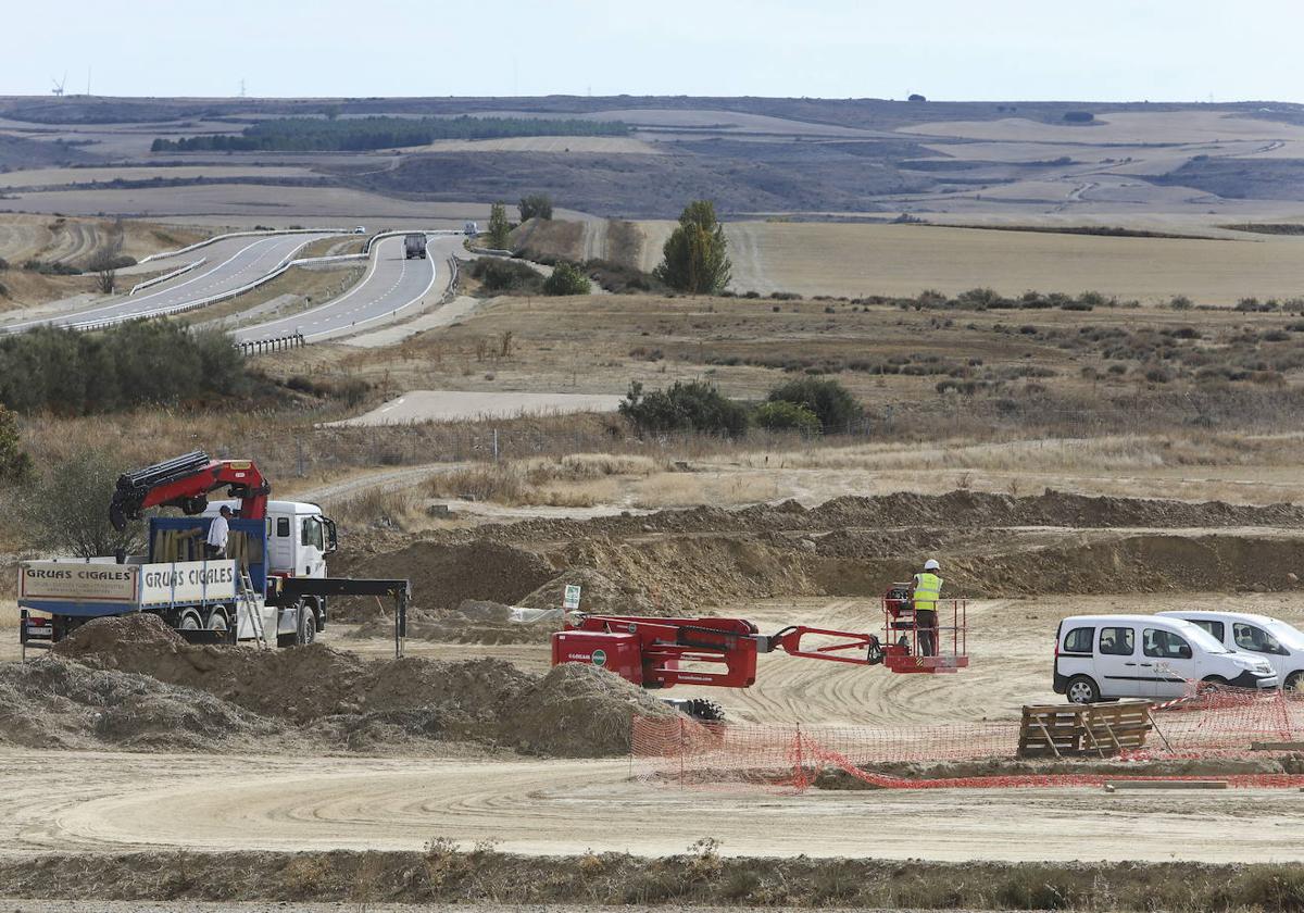 Obras en el entorno de Amusco para la alta velocidad, con la autovía al fondo.