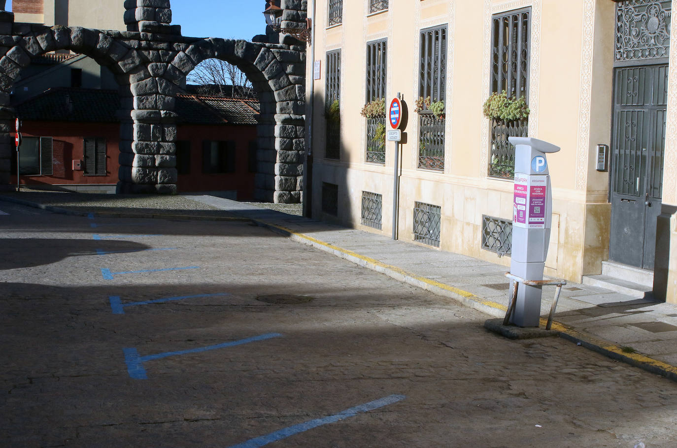 Plazas de aparcamiento reservadas para el juzgado de la calle Fernán García, vacías durante una mañana.