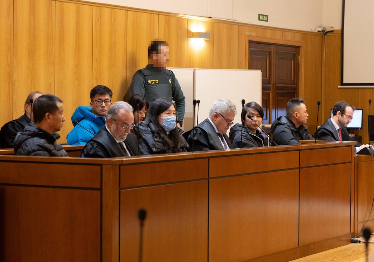 Los siete chinos, acusados de tráfico de droga, en la Audiencia de Valladolid.