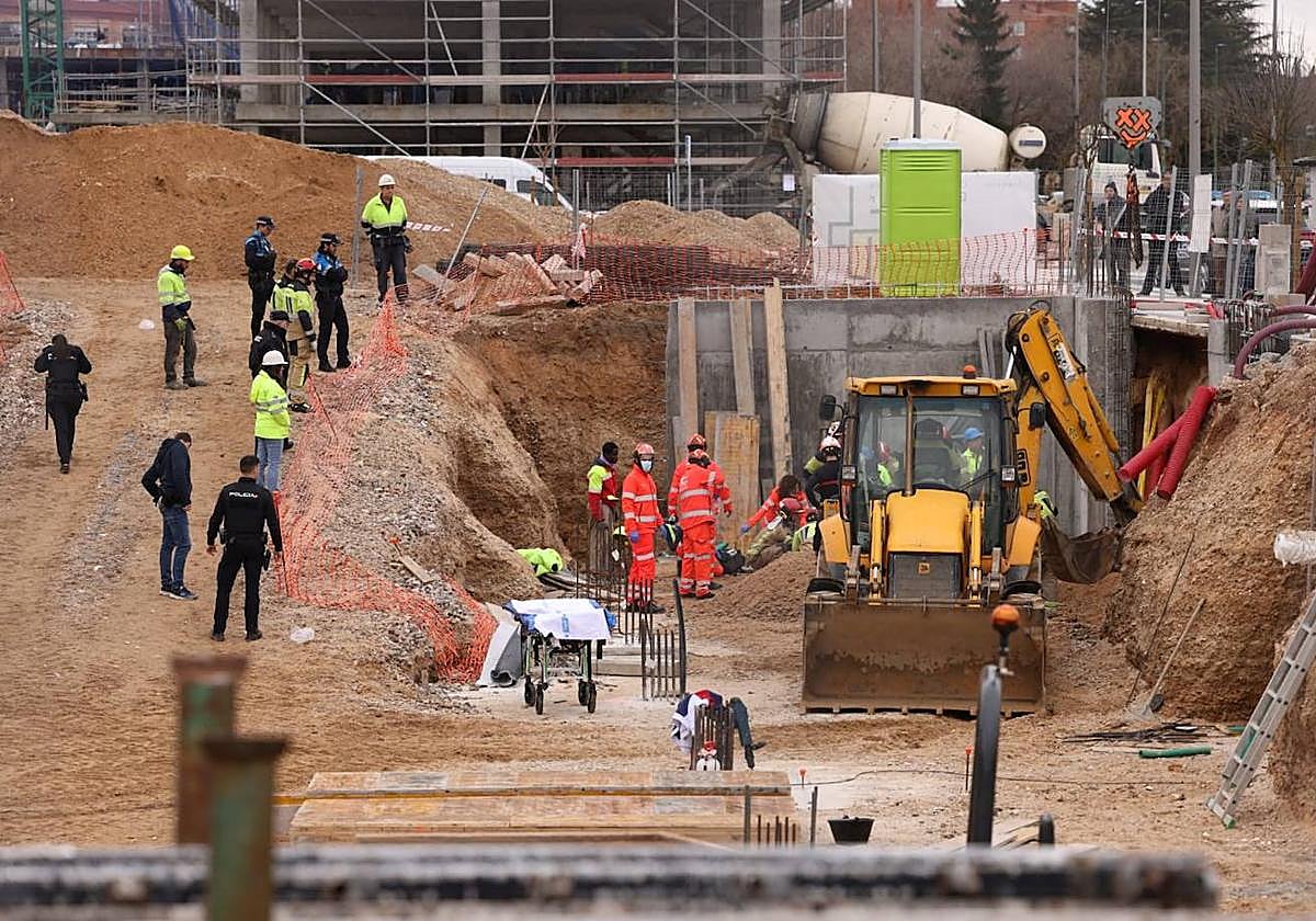 Personal sanitario y policías intervienen en el lugar del accidente laboral.