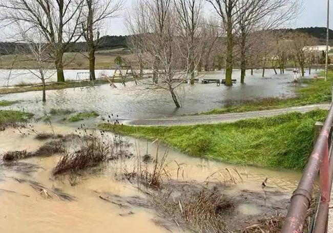 El Esgueva anega un parque en Villanueva de los Infantes.