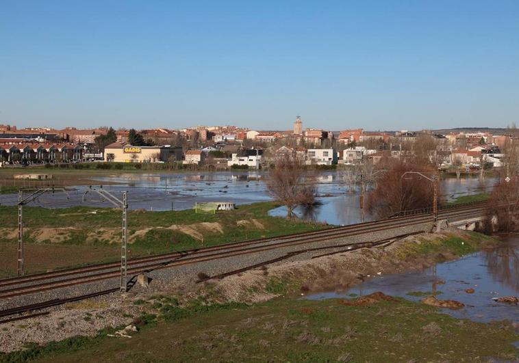 Inundaciones en Medina del Campo, que obligaron el sábado a intervenir a los Bomberos de la Diputación.