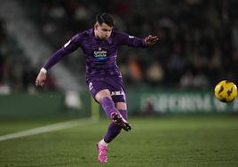 Luis Pérez pone un centro al área en el partido ante el Elche.