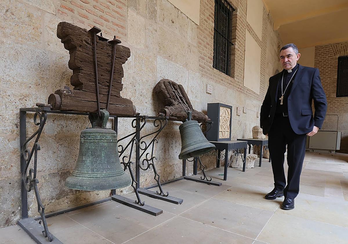 Garciandía contempla las campanas expuestas en el claustro del Palacio Episcopal, parte del Museo Diocesano.